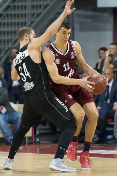 他不仅首次 他不仅首次