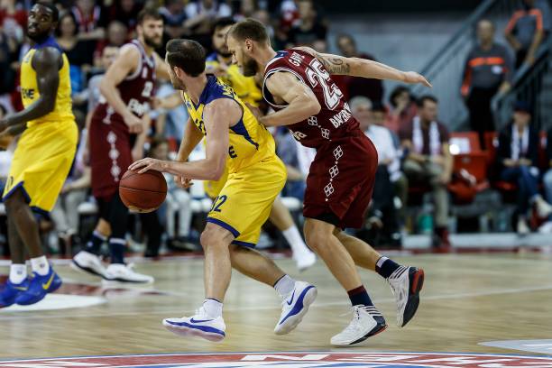 她多次以反 她多次以反