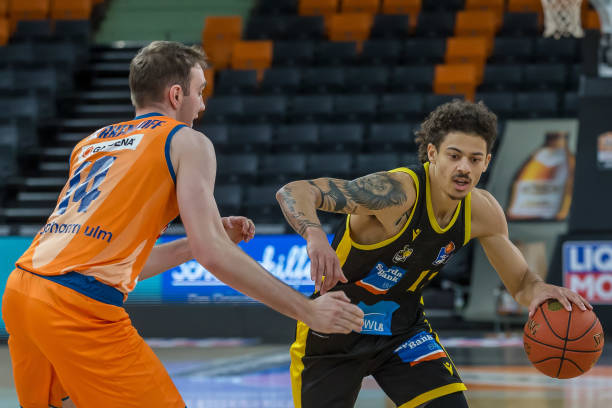 定期审视各 定期审视各